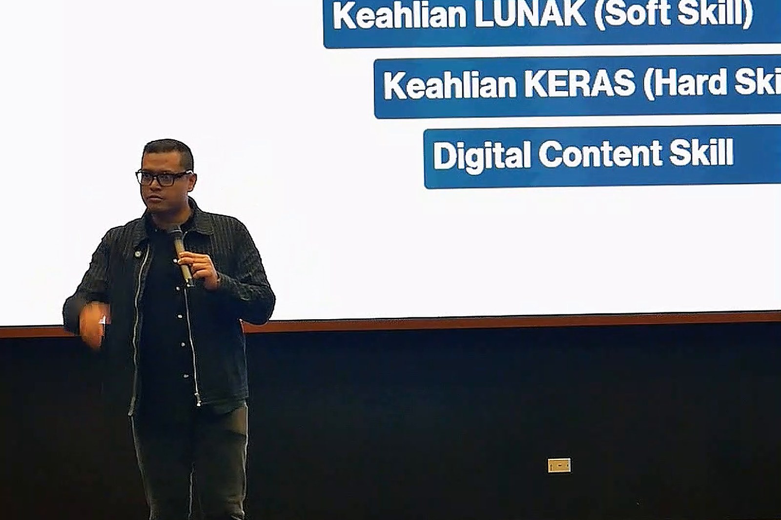Saya berdiri di depan layar yang menampilkan tiga bilah keahlian: keahlian lunak, keahlian keras, dan digital content skill.